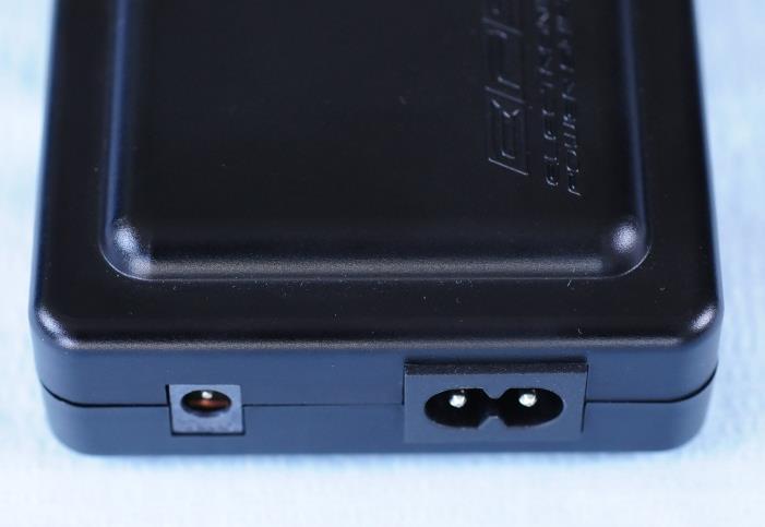 Části systému EPS V3 Dobíječka baterie Dobíječka je kompatibilní s: 110-220V a 50-60 Hz Systém EPS V3 12 V adaptér pro cigaretové napáječe (volitelné příslušenství) dobíječka se připojuje k rozhraní