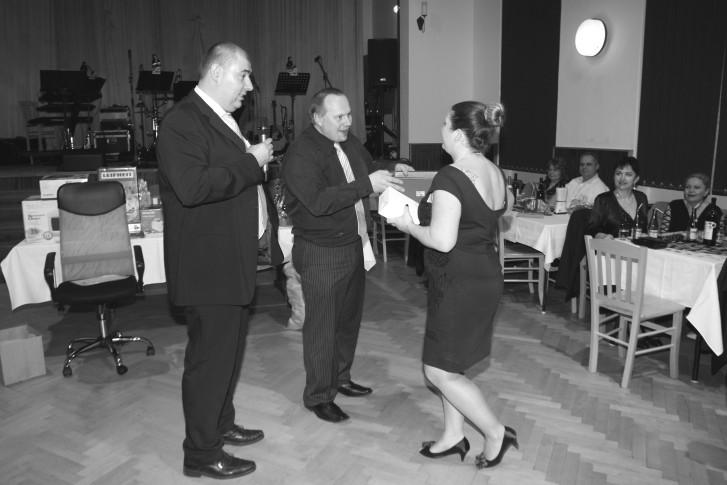 shromáždit přes sto nejrůznějších cen. Každý si mohl vybrat z bohaté nabídky. Výherci drobných cen si své výhry vyzvedli okamžitě a před půlnoci se na sále vylosovalo už jen 25 cen hlavních.