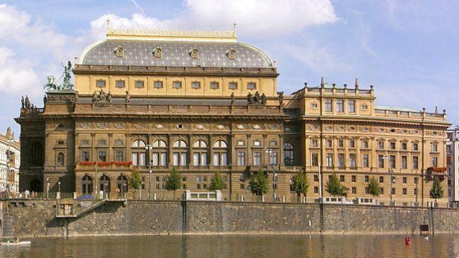 Počátek stavby byl realizován nejprve žádostí o privilej na vystavění, zařízení, vydržování, kterou v lednu 1845 předložil František Palacký. Privilej byla udělena už v dubnu 1845.
