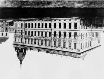 strana 1 Krátce o historii vysokého školství v Pardubicích budova státní průmyslové školy na nám. Čs. legií, předchůdkyně dnešní budovy FChT roh budovy Vysoké školy chemicko-technologické v 60.