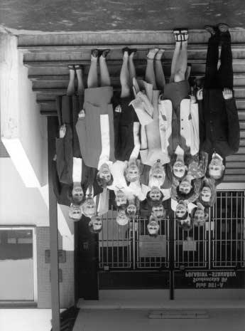 strana 21 tradiční fotografování na schodech po SZZ v roce 1999, učitelé, doktorandi a studenti 5.