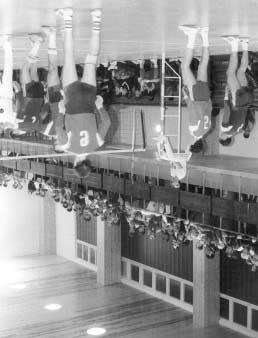 strana 64 z otevření nové haly, rok 1988 šachy, judo) a akademická mistrovství v mnoha sportovních odvětvích. Poslední v orientačním běhu se konalo v květnu loňského roku.