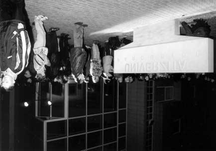 1939 1989 u vstupu do univerzitního areálu 1989 v Pardubicích - Polabinách 1939 1989 1939