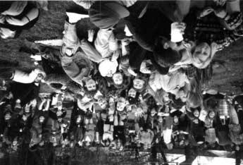 .. 11 Majáles 1988 Po hodinovém zpoždění Vašek Souček, známý konferenciér z Porty, uvedl první účinkující pardubickou skupinu Rychlovka.