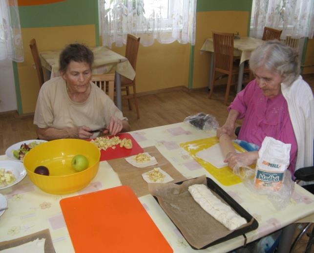 při vykonávaných pohybech - do nácviků jsou dle možností a potřeb uživatele zapojeny kompenzační pomůcky, které uživatelům usnadní pohyb a zvýší nezávislost na druhé osobě (hůl, berle, chodítko) -