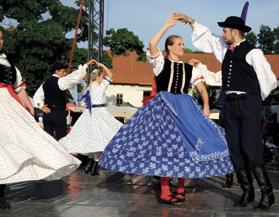 Soubor ve svém repertoáru vychází z materiálu širokého Slezska a Lašska, a to včetně inspirací slezským barokem, a jako jeden z mála kolektivů v ČR se zaměřuje také na projevy havířského prostředí.