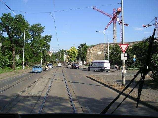 pro řidiče motorových a nemotorových vozidel, kteří musí dát přednost tramvaji c) pouze pro chodce