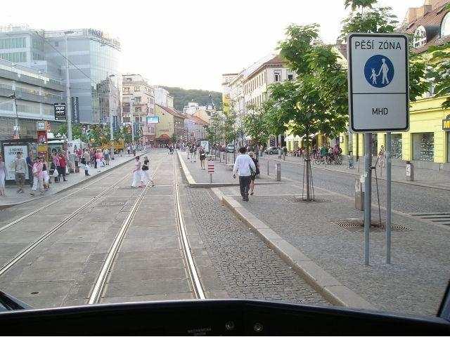 55) Pro řidiče tramvaje tato dopravní značka: 1 b.