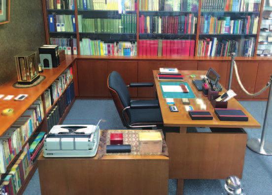 Prostory knihovny jsou pojaty i jako památník zakladatele muzea, Meiso Mizuhary (1924-93), jed -