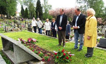 staroměstském hřbitově kytici k hrobu padlých sovětských vojáků.