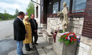 Drahomíra Benešová u pomníku Rudoarmějce u české celnice položili kytici k uctění památky
