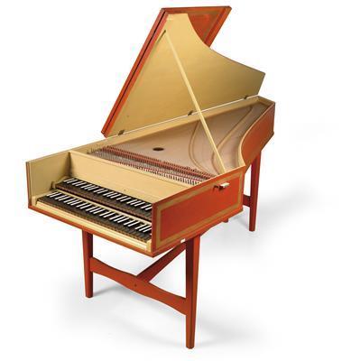 Cembalo Cembalo se skládá ze skříně, klaviatury, nohou, ozvučné desky a strun. Tón se vytváří trsnutím havraního brku o strunu. Každá ze strun má vlastní dusítko.
