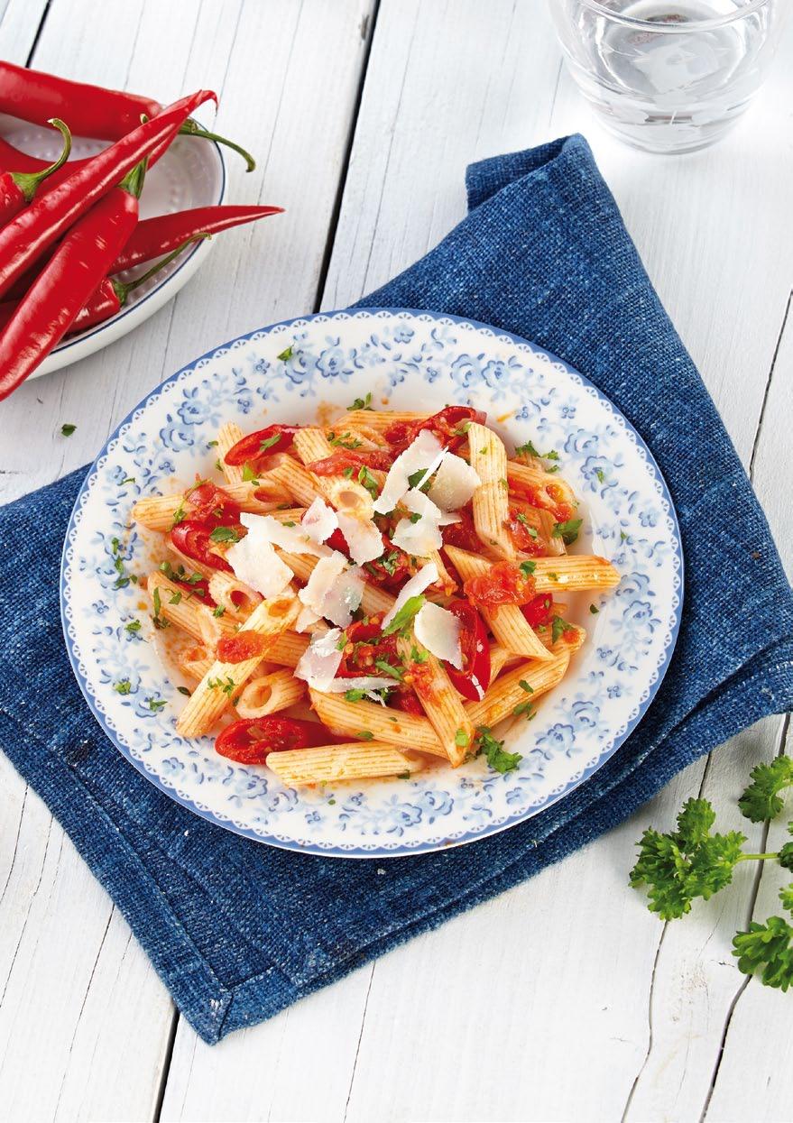 Penne arabiata 1 balení penne 250 g rajčat 1 stroužek česneku 1 šalotka Parmazán 1 Chilli paprička Olivový olej Čerstvá petrželka Sušená bazalka nebo oregano V osolené vodě uvaříme těstoviny, mezitím