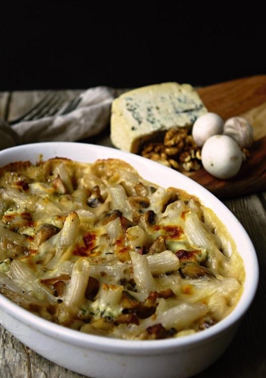 Zapečené penne s nivou, žampiony a ořechy 200g těstovin Risolino 10 malých žampionů 100g Nivy hrst vlašských ořechů tymián rozmarýn máslo hladká mouka mléko muškátový oříšek olej sůl Nejprve si