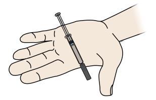 Naplnenú injekčnú striekačku vždy držte za valec injekčnej striekačky. F Skontrolujte liek a injekčnú striekačku.