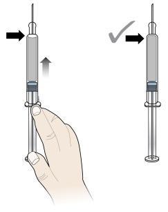 Prstami jemne poklepkávajte po valci injekčnej striekačky, kým vzduchová bublina/medzera nevystúpi na vrch injekčnej striekačky.
