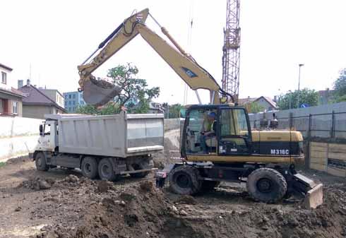 500 mm hloubkový dosah 6,74 m vodorovný dosah 10,05 m výškový dosah 9,66 m Kolové rýpadlo