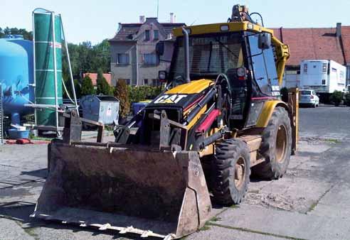 nakládací lopata o objemu 1,03 m 3 vodorovný dosah zadního ramene 6,6 m hloubkový dosah zadního ramene 5,8 m provozní hmotnost 8 t šířka 2,5 m a výška stroje 3,9 m kopání