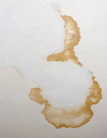 Skvrna na stropě po vytopení sousedem byla oškrábána, natřena hmotou ETERNAL IN stop, strop přetřen malířskou barvou; po cca dvou letech znovu vytopeno.