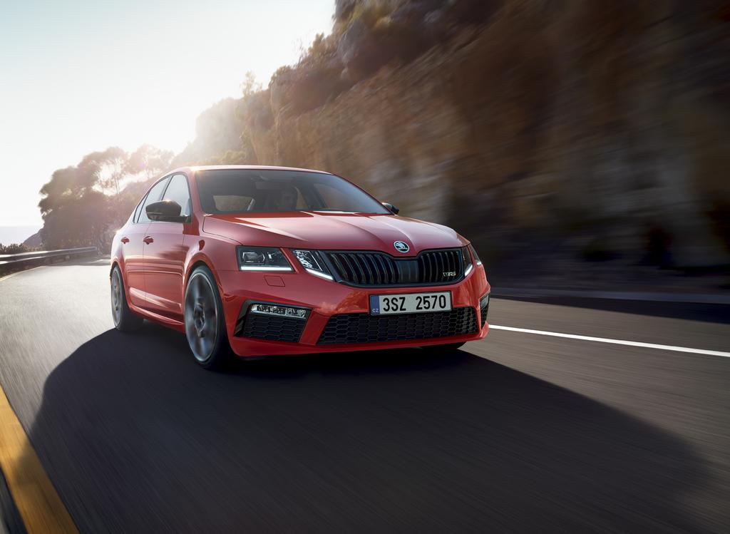 ŠKODA Octavia 1 ŠKODA OCTAVIA A CENÍK OCTAVIA MOTORIZACE 2,0 TSI/180 kw 2,0 TSI/180 kw AP Komb. spotřeba [l/100 km] Komb. emise CO2 [g/km] 6,7 6,8 6,1 6,2 152 154 139 142 Komb.