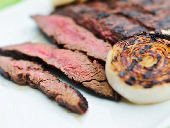 KUŘECÍ MASO: 200 g Smažený kuřecí řízek 95,- Kč 200 g Kuřecí prsa v bramboráku 128,- Kč 200 g Kuřecí medailonky na listovém špenátě se smetanou 105,- Kč 200 g Ďábelská kuřecí směs 105,- Kč (kuřecí