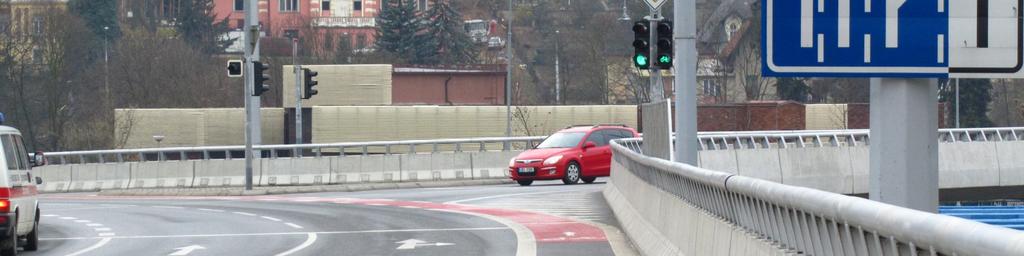 Na této trase je vidět, že byla vyznačena v nedávné minulosti, a tak je zde vidět moderní provedení začlenění cyklistické dopravy.