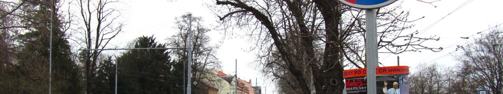 Za zastávkou u Dopravního podniku města Brna (DPMB) se pruh opět dostává na chodník s odděleným provozem cyklistů a chodců.