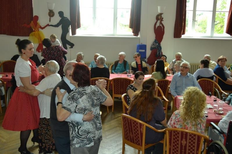 K tanci a poslechu zahrála dechovka Dvořanka pod vedením pana Mgr.