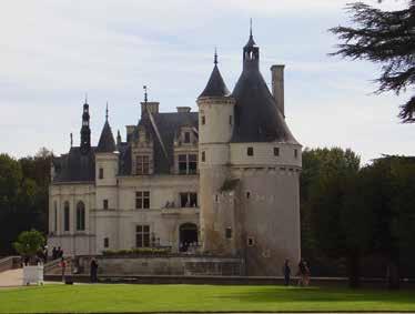 den Okruh po zámcích na Loiře. Chambord - renesanční zámecký skvost, největší zámek na Loiře, který je duchovním dítětem výstředního Františka I.