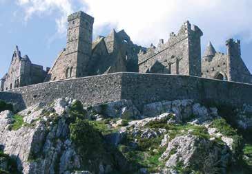 Po cestě navštívíme Rock of Cashel nejfotogeničtější klášterní komplex v Irsku vypínající se na čedičové skále, v Cahiru se potěšíme půvabnou Swiss Cottage rustikální stavba známého architekta Johna