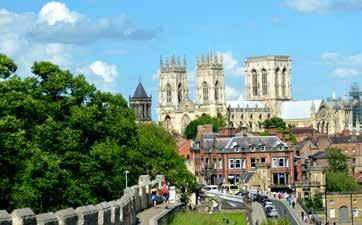 den - v ranních hodinách přeprava do Anglie York - historické město, bludiště středověkých uliček, mohutné městské hradby, zachovalé budovy ze všech dob, York Minster - největší gotická katedrála v