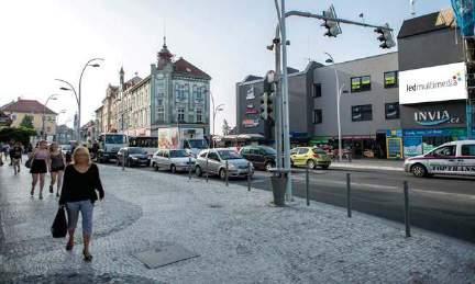 Obrazovka je umístěna vedle rušné autobusové zastávky naproti supermarketu Billa. Více informací o obrazovce: www.ledmultimedia.