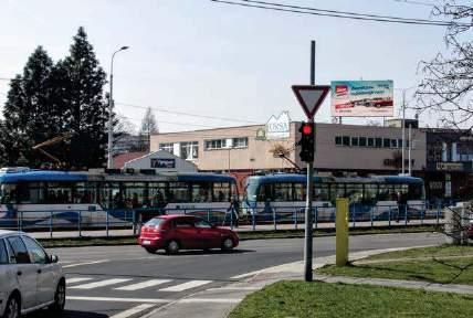 komplexu obchodů, vedle nejrušnější silniční křižovatky a zastávek tramvají i autobusů MHD Karpatská směrem na sídliště Ostrava - Jih (cca 110 000 obyvatel) a zároveň nedaleko hlavního