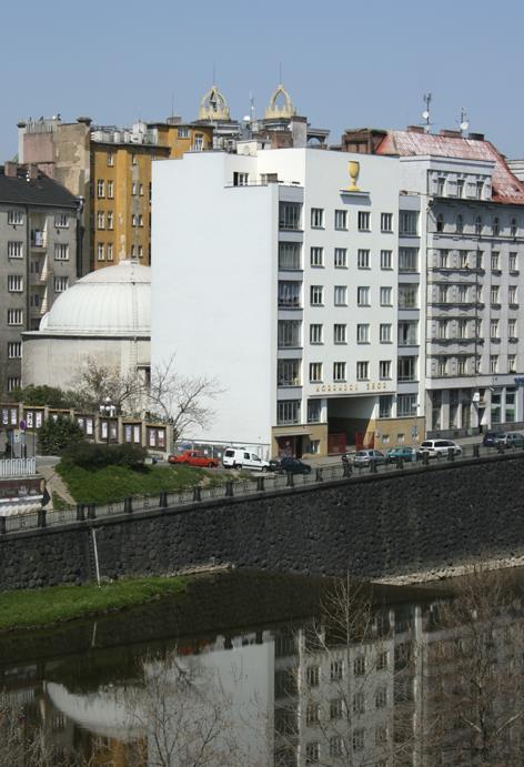 Kostel Korandova sboru Českobratrské církve evangelické v Plzni je skryt za sborovým domem na Anglickém nábřeží.