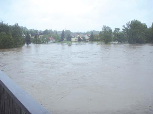 vodního toku a může způsobit škody [28]. Přirozené povodně vznikají především v letním období při déletrvajících vydatných deštích plošného rozsahu.