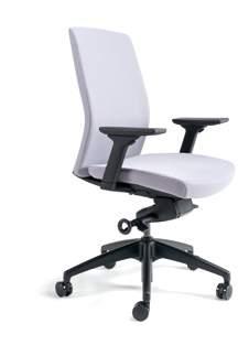 PARAVÁNY KUCHYNĚ SKŘÍNĚ STOLY 64 Celočalouněná židle značky BESTUHL s výrazným designovým prvkem v zádové části, který v kombinaci s integrovanou vypínatelnou bederní opěrkou vytváří nepřehlédnutelný