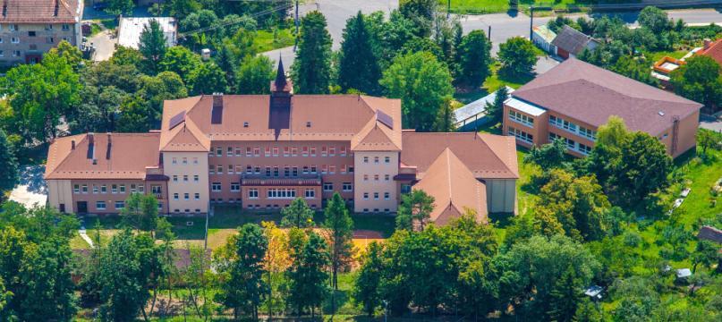 Foto školy ZŠ LOVINOBAŇA Inovovaný Školský vzdelávací program Pre 1. stupeň ZŠ Dĺžka štúdia: štyri roky Stupeň vzdelania ISCED 1- primárne vzdelávanie Pre 2.