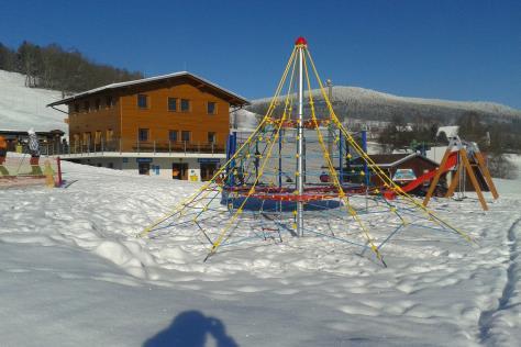 (žádné fronty) - trať pro akrobatické lyžování -hospůdka přímo u lanovky, nabídka hotových jídel -panoramatický bufet s terasou na sjezdovce pod výstupní stanicí lanovky - Centrum služeb (sprchy, WC