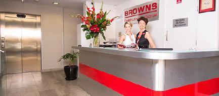 BROWNS ENGLISH LANGUAGE SCHOOL Brisbane, Gold Coast Na Browns kampusech najdete jednu z nejlepších úrovní výkuky, vysoce kvalifikované učitele, velmi moderní vybavení učeben i luxusní share ubytování