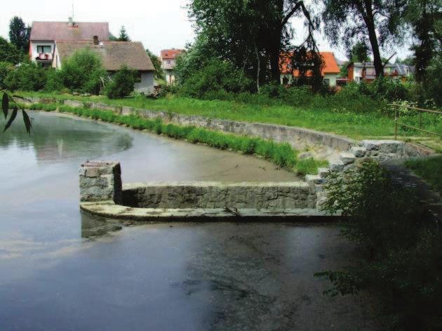 Nazývají se také čelní, protože jsou umístěné v čelní hrázi. Jsou tvořeny přelivnou hranou, skluzem, vývarem a napojením do toku. Mohou mít charakter jezu nebo mohou být trubní či žlabové.