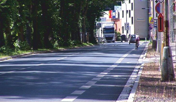 a železniční dráhu, posílení bezpečnostních prvků v dopravě zpomalovací zařízení, bezbariérový přístup zastávek, zvuková signalizace pro nevidomé.