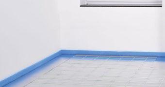 Součástí systémové desky jsou hliníkové lamely s drážkami pro instalaci samoregulačního topného kabelu.
