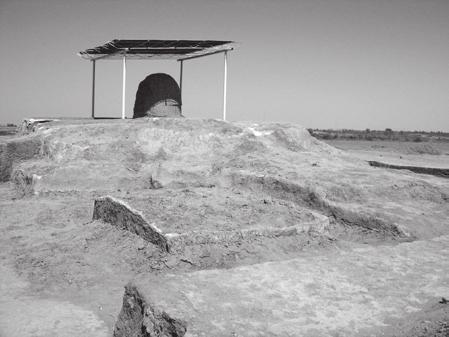 Buddhistická stúpa a klášter na lokalitě Fajáztepa na okraji Termezu, stav v roce 2004 před rekonstrukcí, foto L. Stančo. světových mocností vedle Římanů, Parthů a samozřejmě Číny.