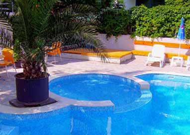 Hotely disponují společnou recepcí, možnost pronájmu bezpečnostní schránky 1 Euro/den, bazénem (lehátka a slunečníky u bazénu zdarma), venkovní