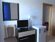 Ubytování: čtyřlůžkové apartmány s oddělenou ložnicí, klimatizací, ledničkou, kabelovou televizí a balkonem.
