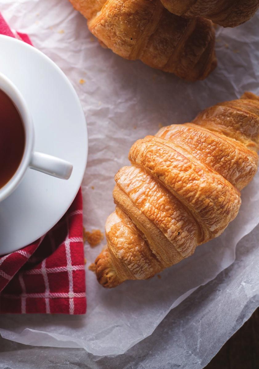 Croissant Nadýchaný rohlík z kynutého těsta, prokládaného máslem, je typickou francouzskou snídaní.