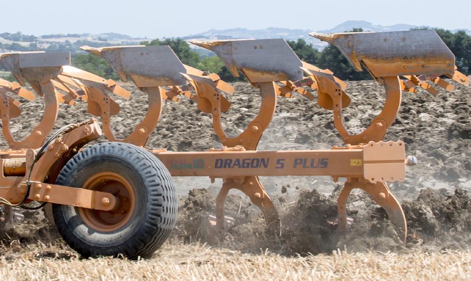 hydraulickým systémem, který umožňuje orbu jak mimo brázdu, tak i v brázdě.