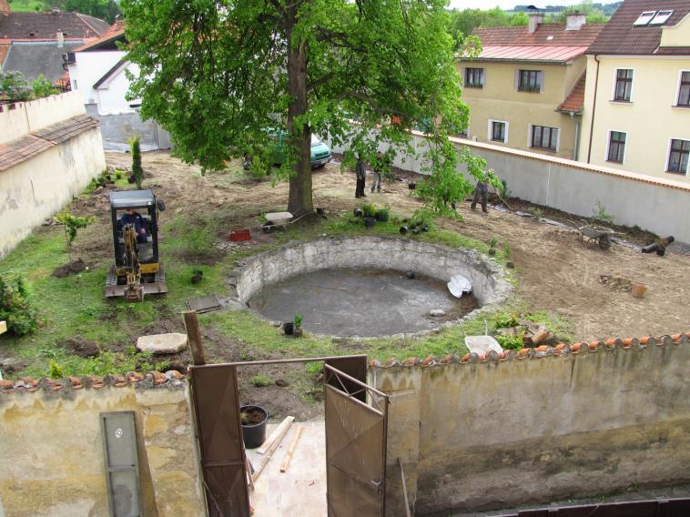 královské město, druhá stříbrná Architektura XX. století a na Vrch anděla Strážce vede Křížová cesta. Tato byla vybudována nově s osazením kovaných zastavení.