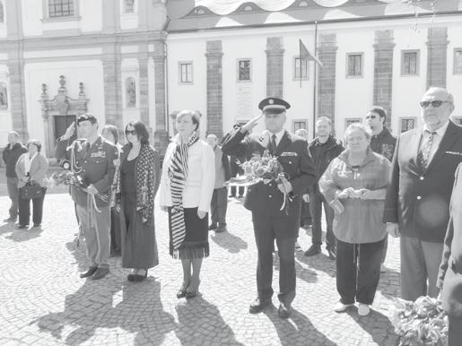 Po té následovala komentovaná procházka obecním lesem u Sosnové k původnímu památníku 17 židovských obětí