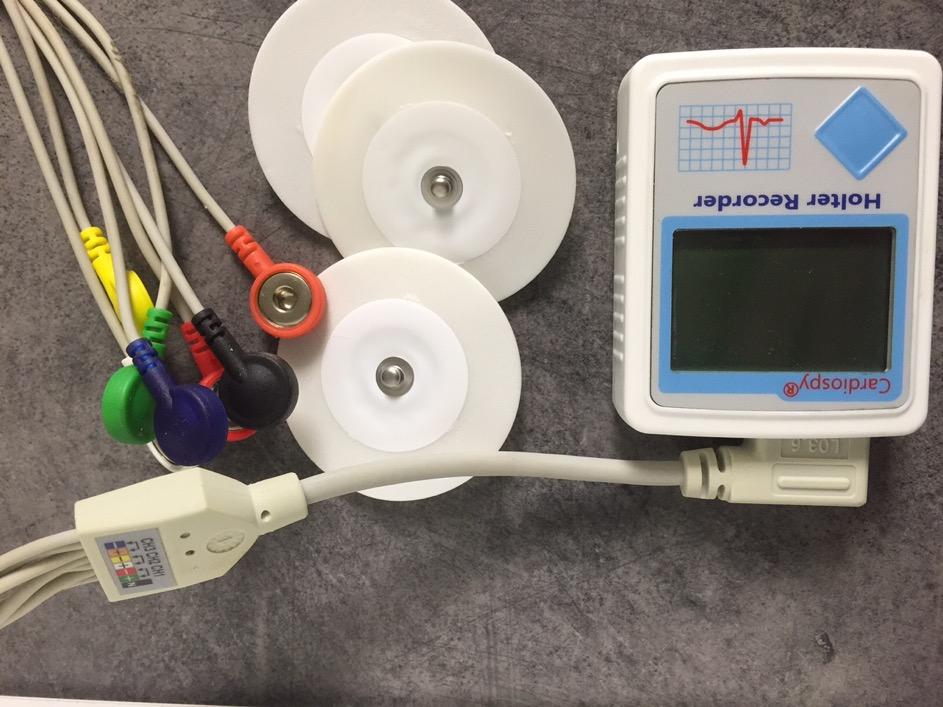 Holter/Epizodní záznamník Většina Holter monitorů Tlačítko na označení epizody